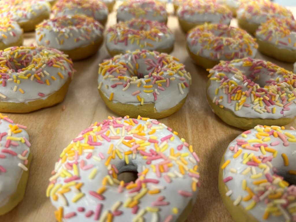 Kleurrijke 3D geprinte donuts illustreren de mogelijkheden van customization in consumentenproducten