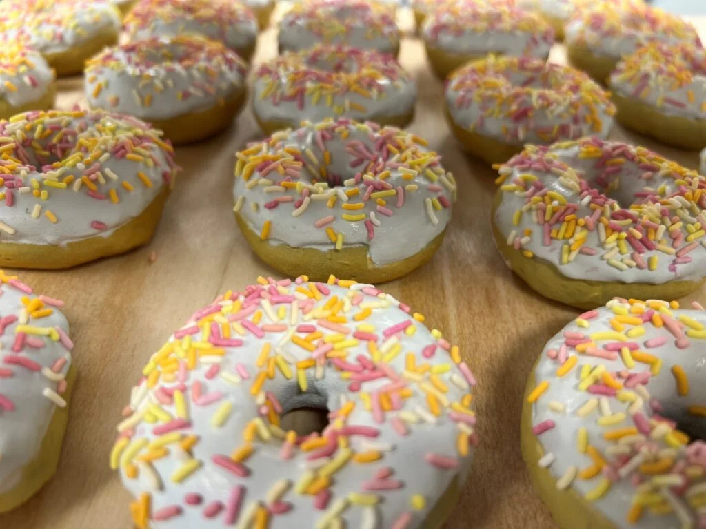 Kleurrijke 3D geprinte donuts illustreren de mogelijkheden van customization in consumentenproducten
